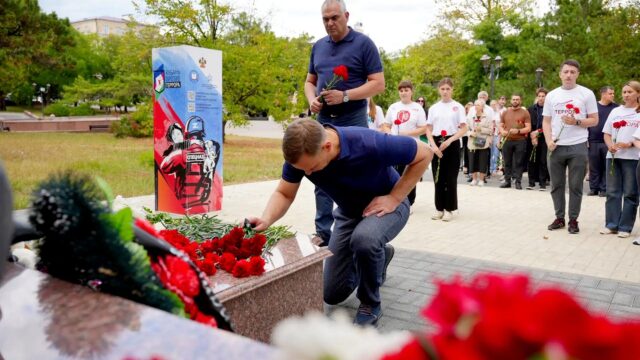 В Новороссийске появился стихийный мемориал в память о жертвах украинской атаки Глава Новороссийска Андрей Кравченко возложил цветы к стихийному мемориалу в сквере имени А.Н. Рыбнева - РИА Новости, 1920, 09.09.2026