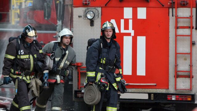 На востоке Москвы ликвидировали пожар в неэксплуатируемом здании Тушение пожара - РИА Новости, 1920, 06.09.2026