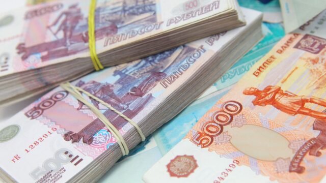 Во Владивостоке будут судить мошенницу, похитившую у пенсионерки миллион рублей Рублевые купюры разного достоинства - РИА Новости, 1920, 07.09.2026